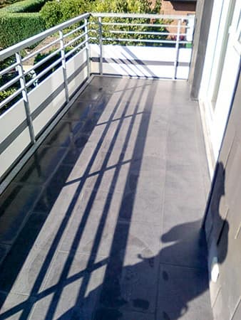 Fliesenlegen auf Balkon